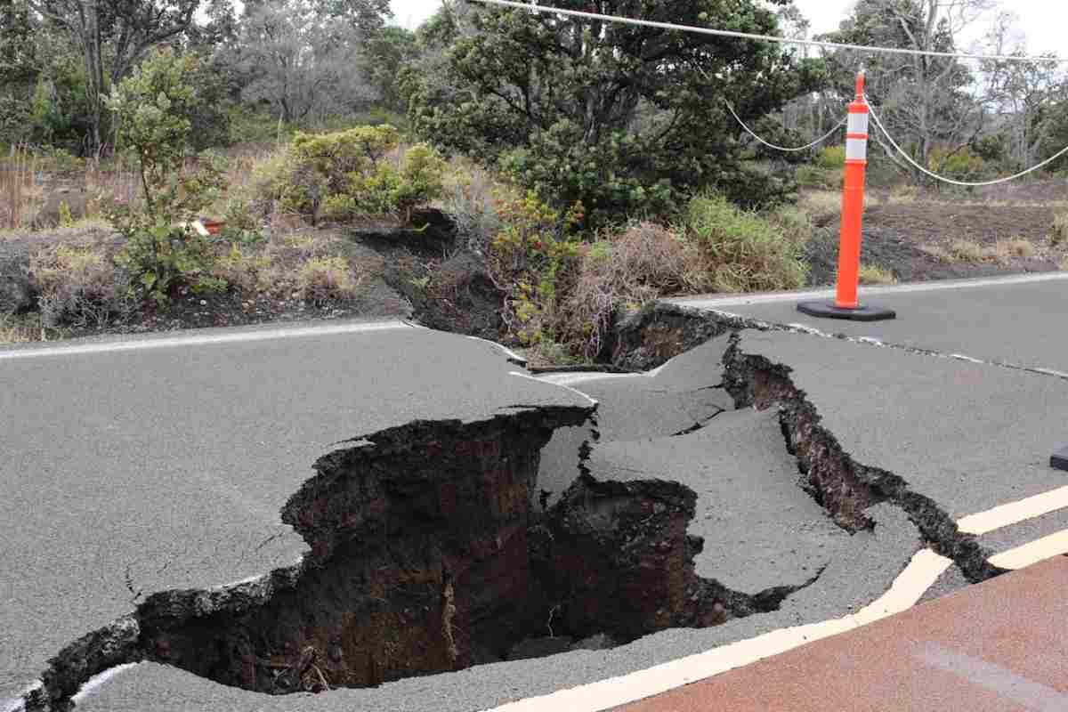 strada distrutta da una scossa di terremoto