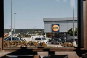 supermercato lidl in lontananza