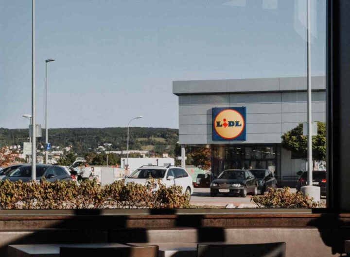 supermercato lidl in lontananza