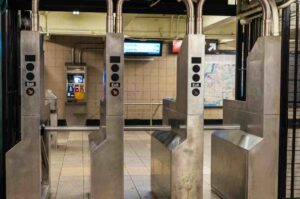 tornelli chiusi di una metropolitana