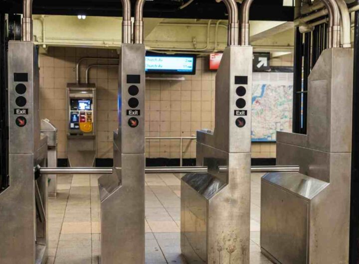 tornelli chiusi di una metropolitana