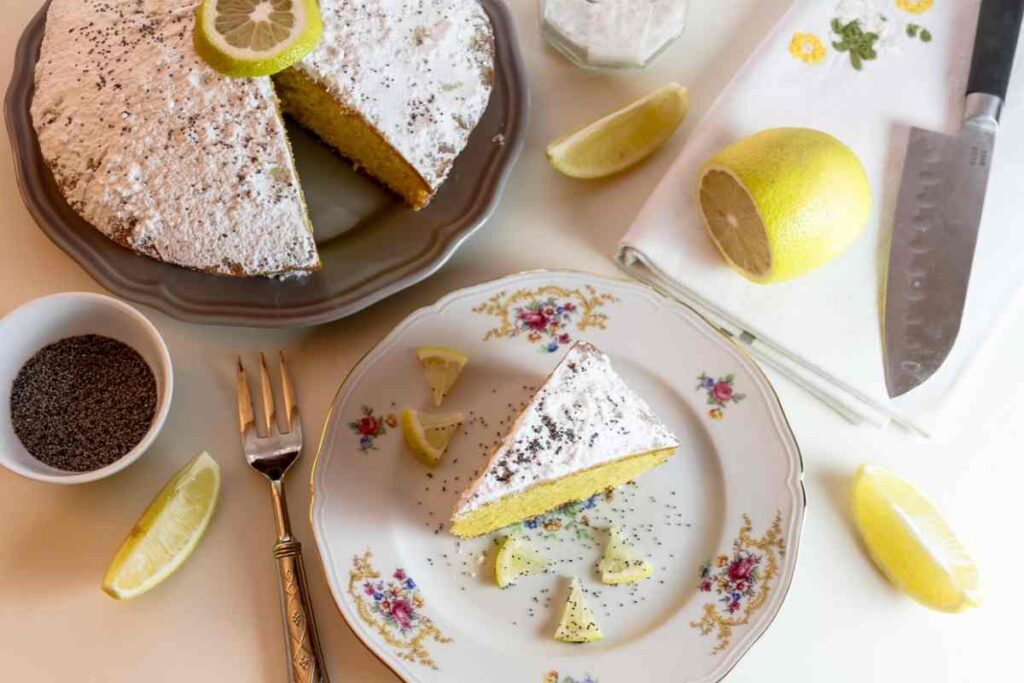 fetta di torta al limone in un piatto