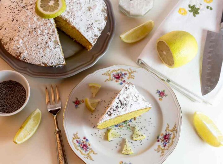 fetta di torta al limone in un piatto