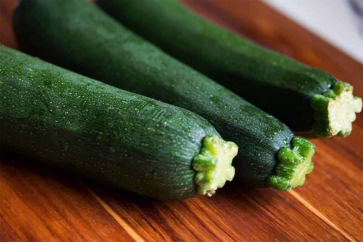 tre zucchine sul tavolo