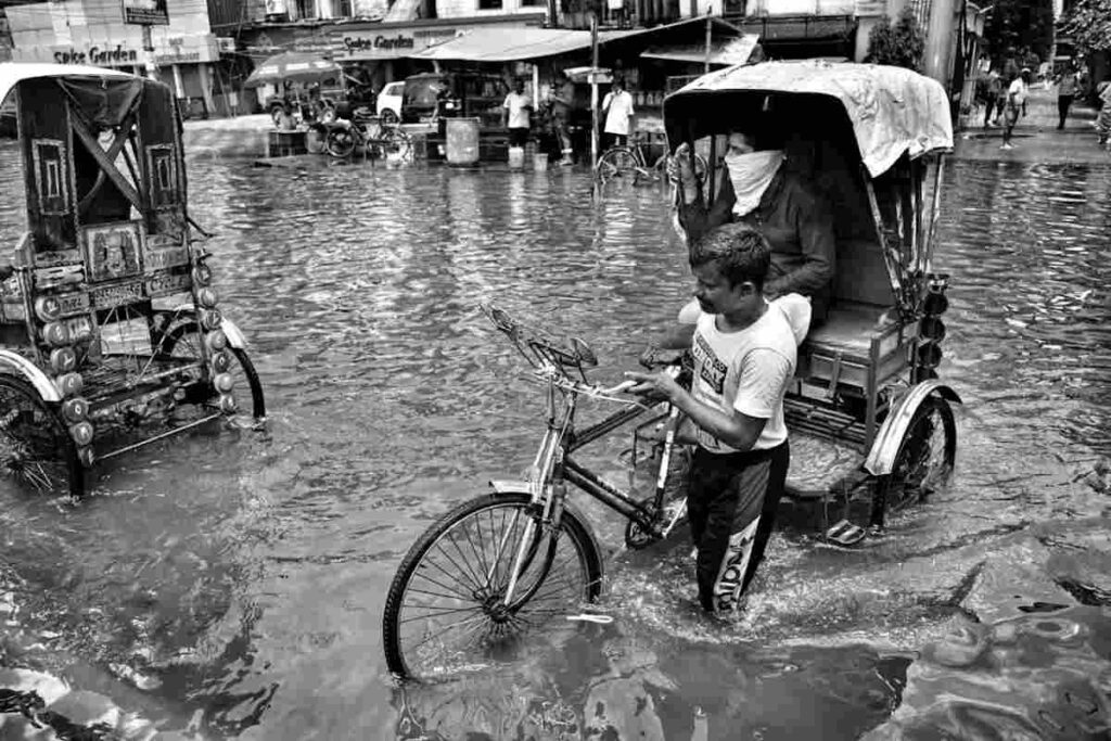 alluvione persone in fuga