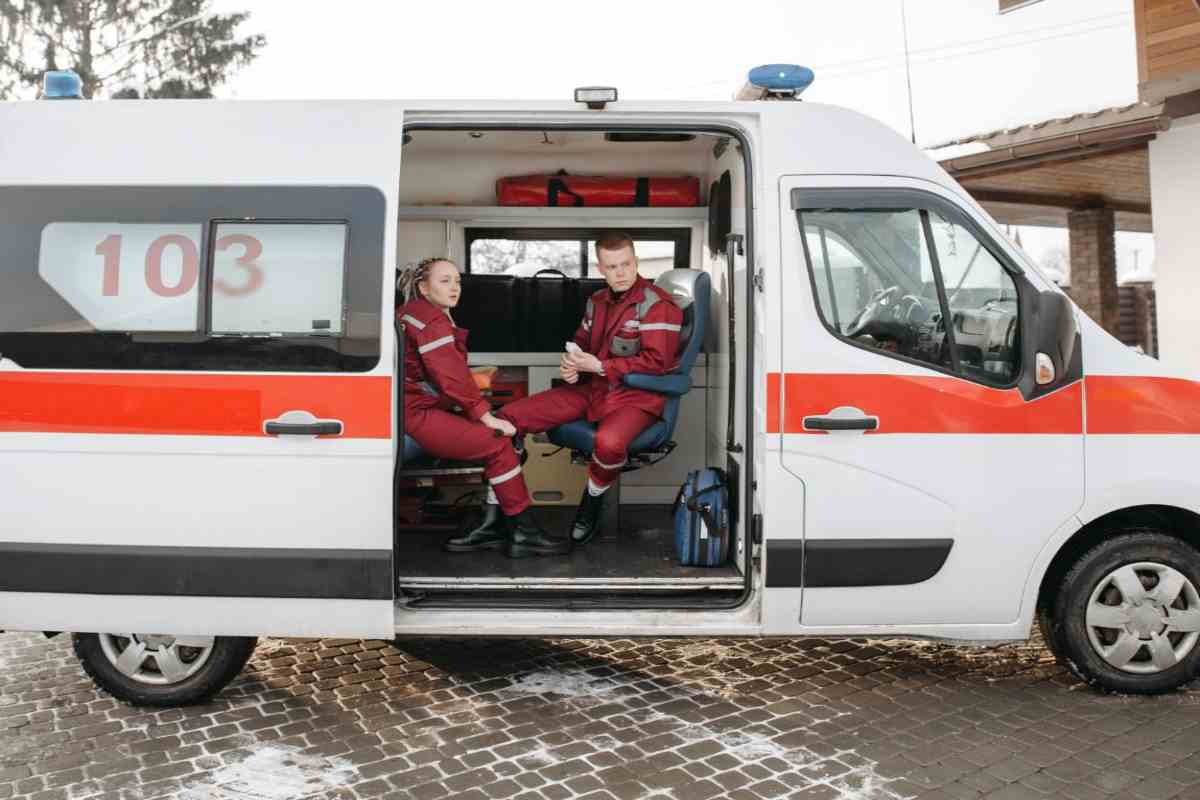 operatori all'interno di un'ambulanza