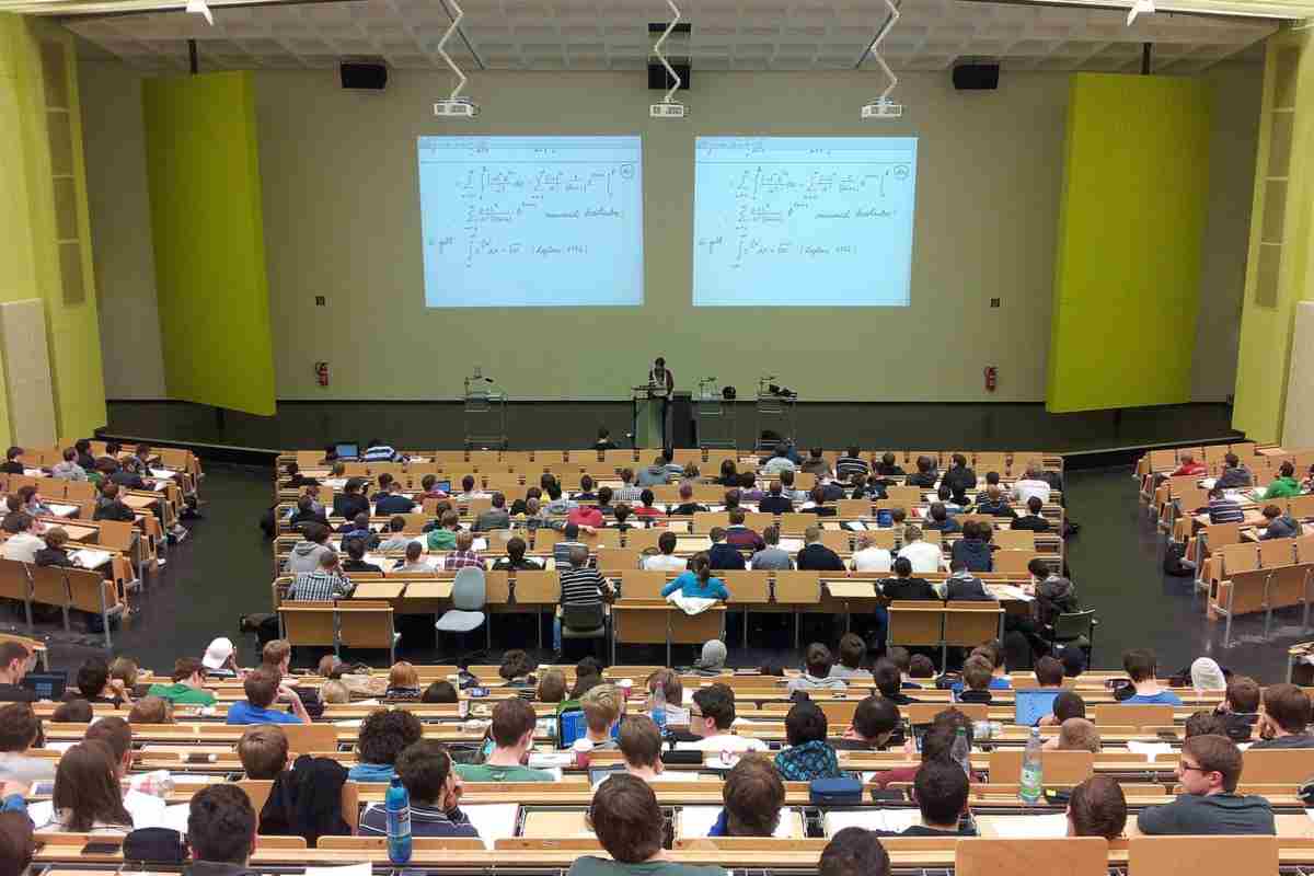 studenti in aula universitaria