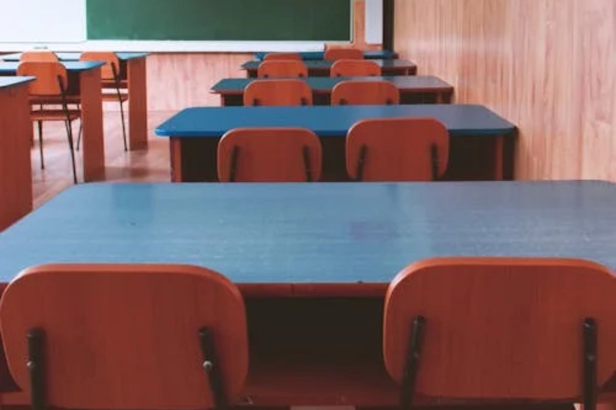 banchi in un'aula scolastica