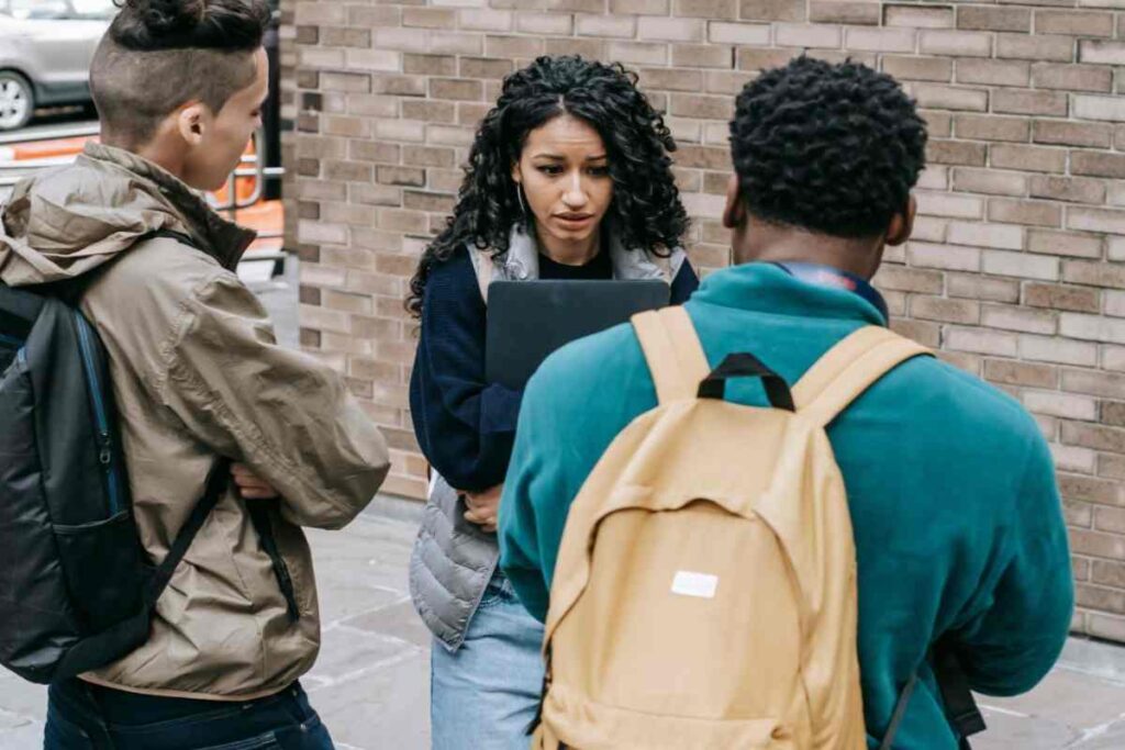 studenti aggressivi contro una ragazza