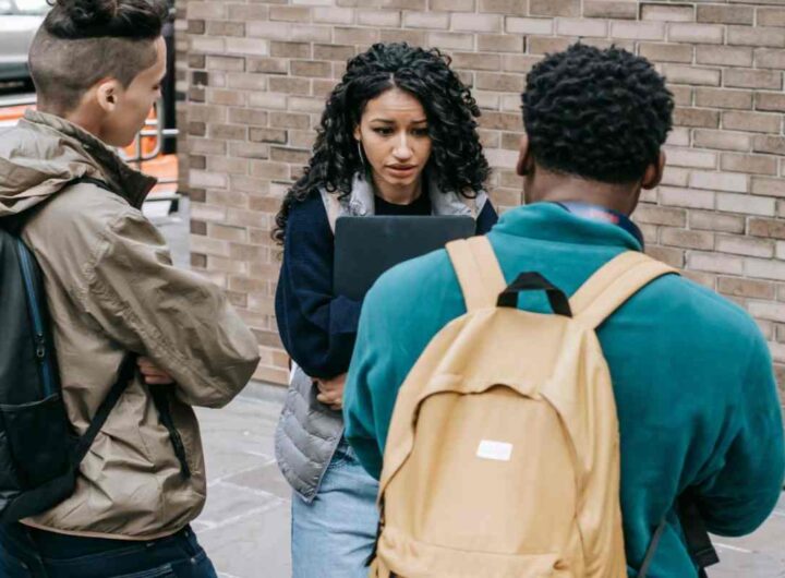 studenti aggressivi contro una ragazza