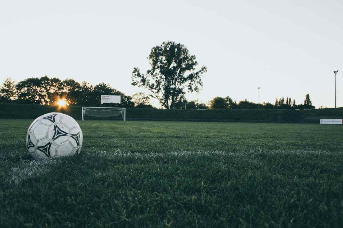 pallone in un angolo dle campo di calcio