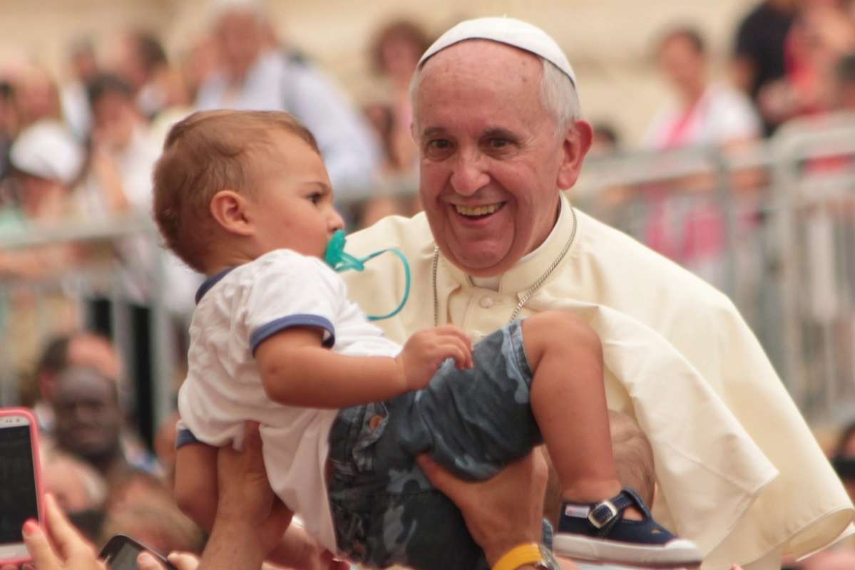 Papa francesco vicino ad un bambino