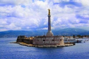 stretto di messina con statua madonna