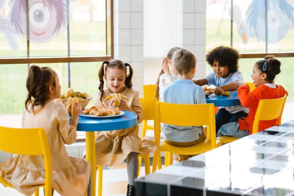 bimbi che mangiano in una mensa scolastica