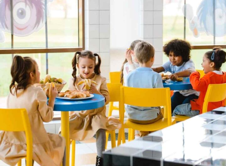 bimbi che mangiano in una mensa scolastica