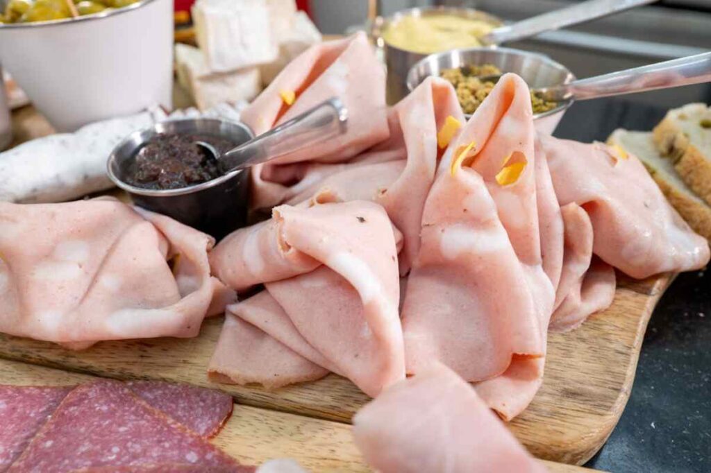 mortadella a fette disposta su tagliere