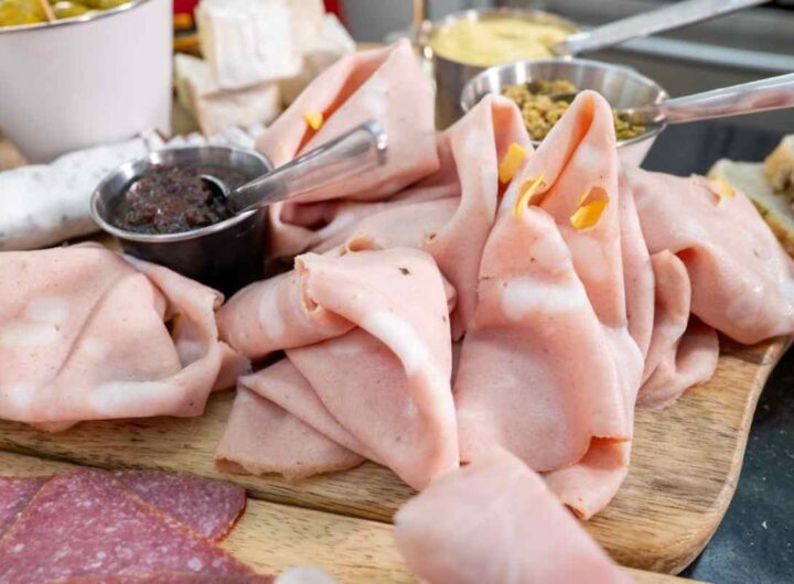 mortadella a fette disposta su tagliere