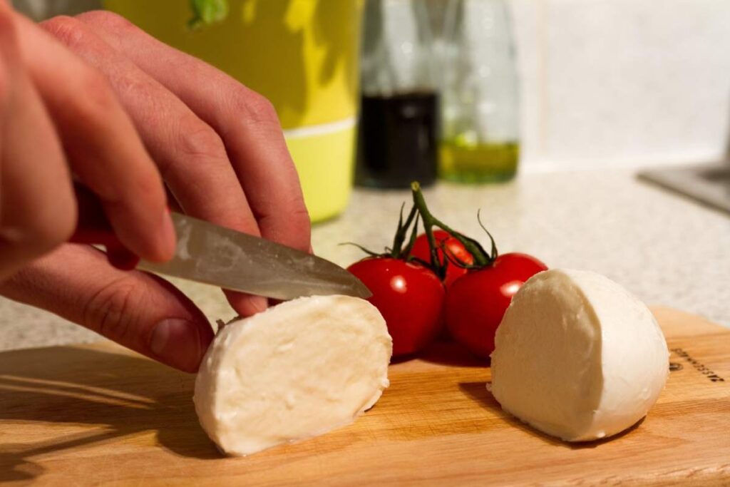 mozzarella tagliata con coltello