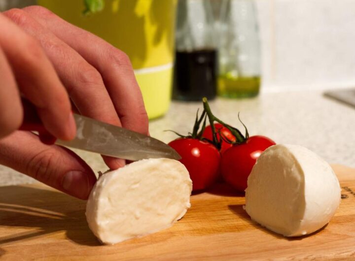 mozzarella tagliata con coltello