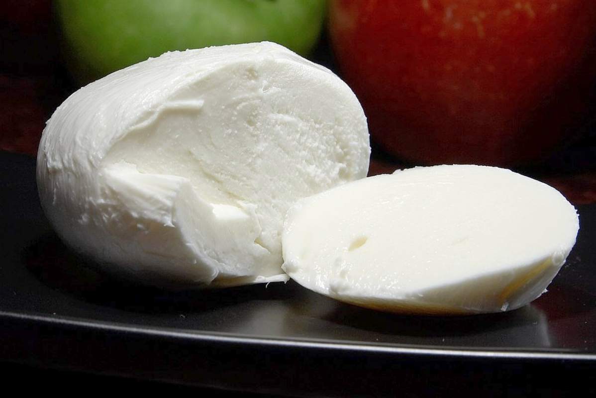 mozzarella su di un piatto di colore scuro