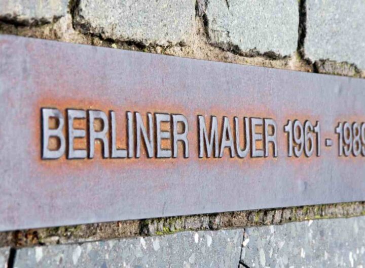 Targa che ricorda il muro di berlino