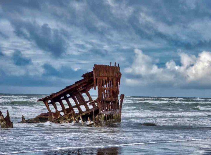 carcassa di una nave naufragata