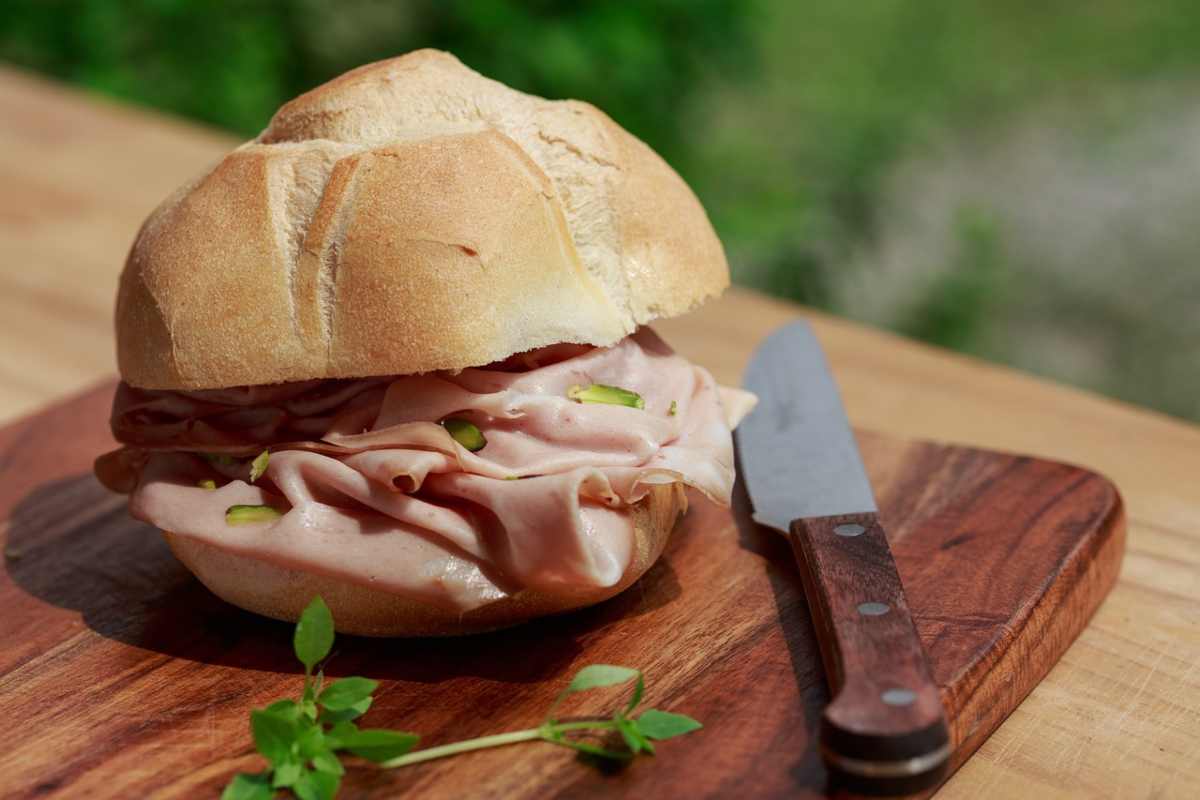 panino con la mortadella con accanto un coltello