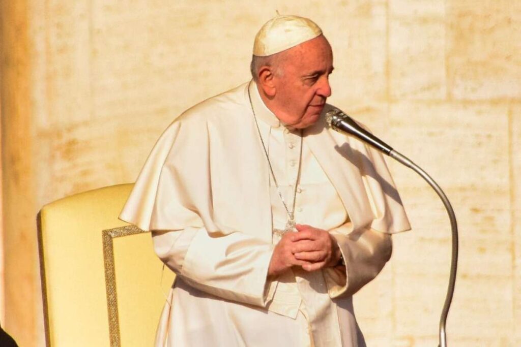 papa francesco al microfono durante l'udienza