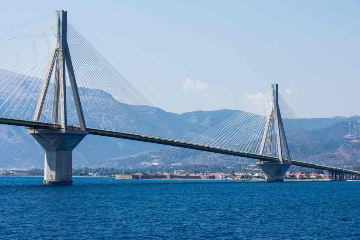 ponte con piloni appoggiati in acqua