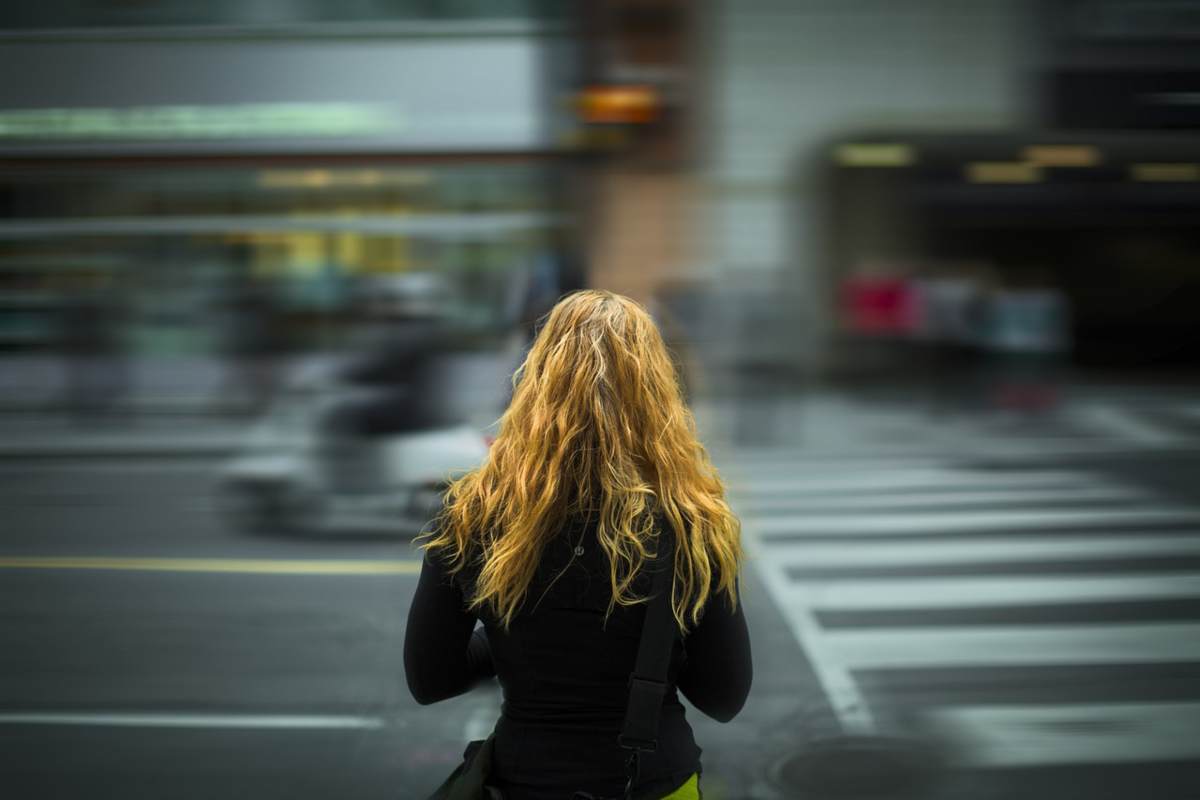 ragazza con sfondo in movimento