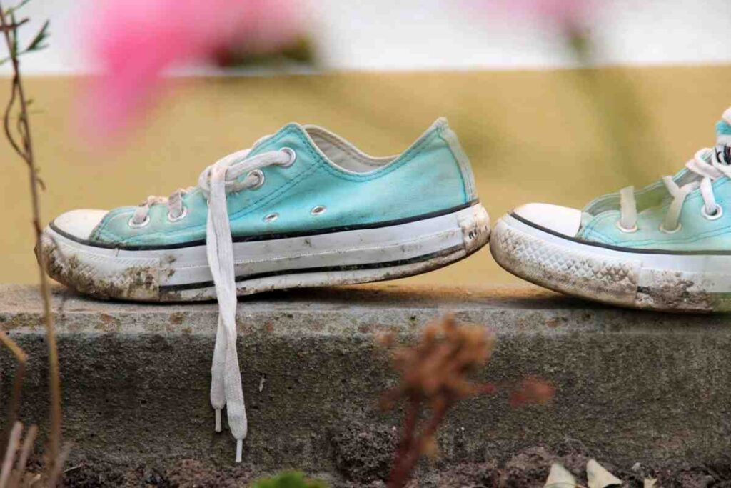 scarpe da ginnastica sporche di terreno