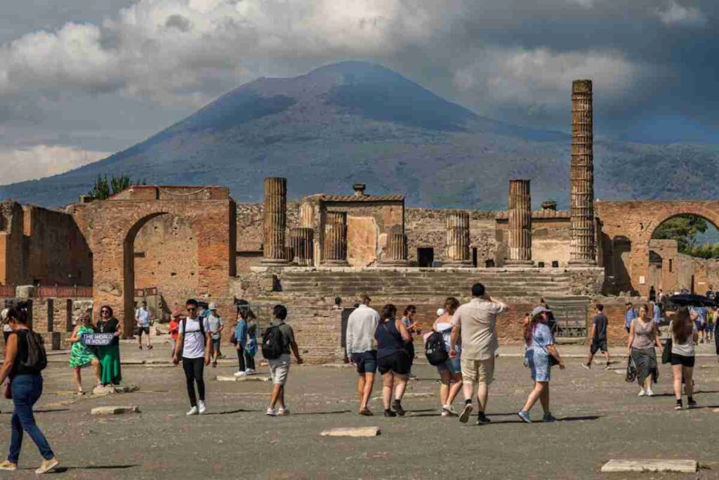 scavi di pompei con turisti in visita