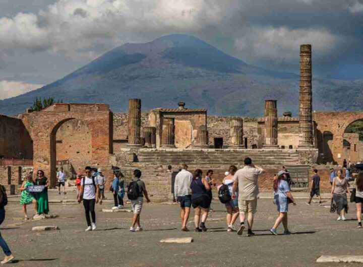 scavi di pompei con turisti in visita