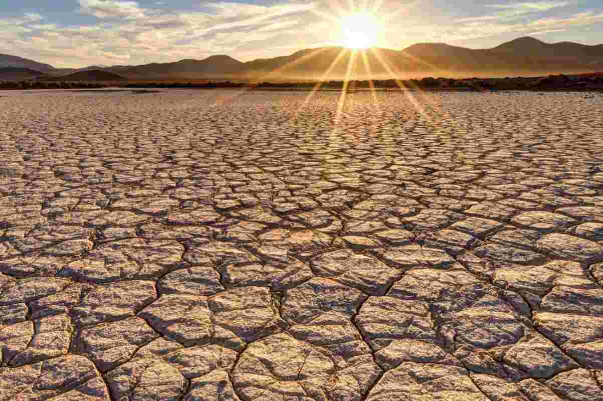 terra arida per mancanza d'acqua