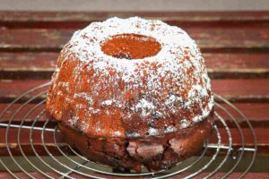 torta soffice allo yogurt su alzatina