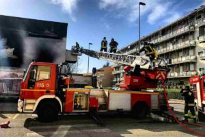 vigili del fuoco in azione