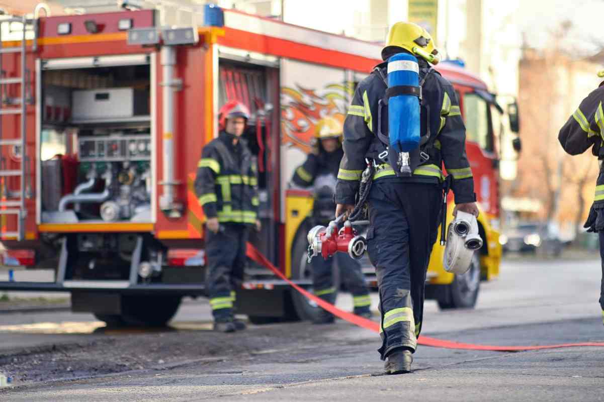 vigile del fuoco che si avvia al camion